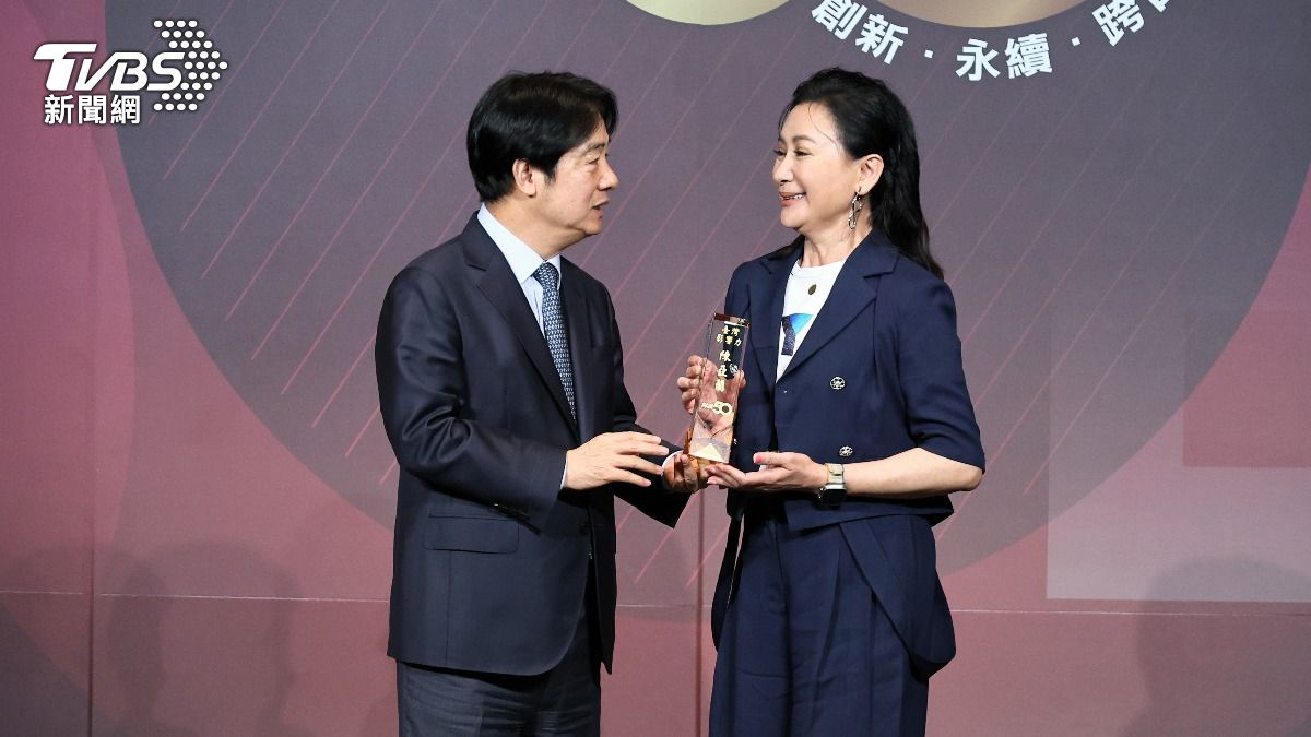 陳亞蘭(右)、總統賴清德在台上相談甚歡。(圖/張哲鳴攝)