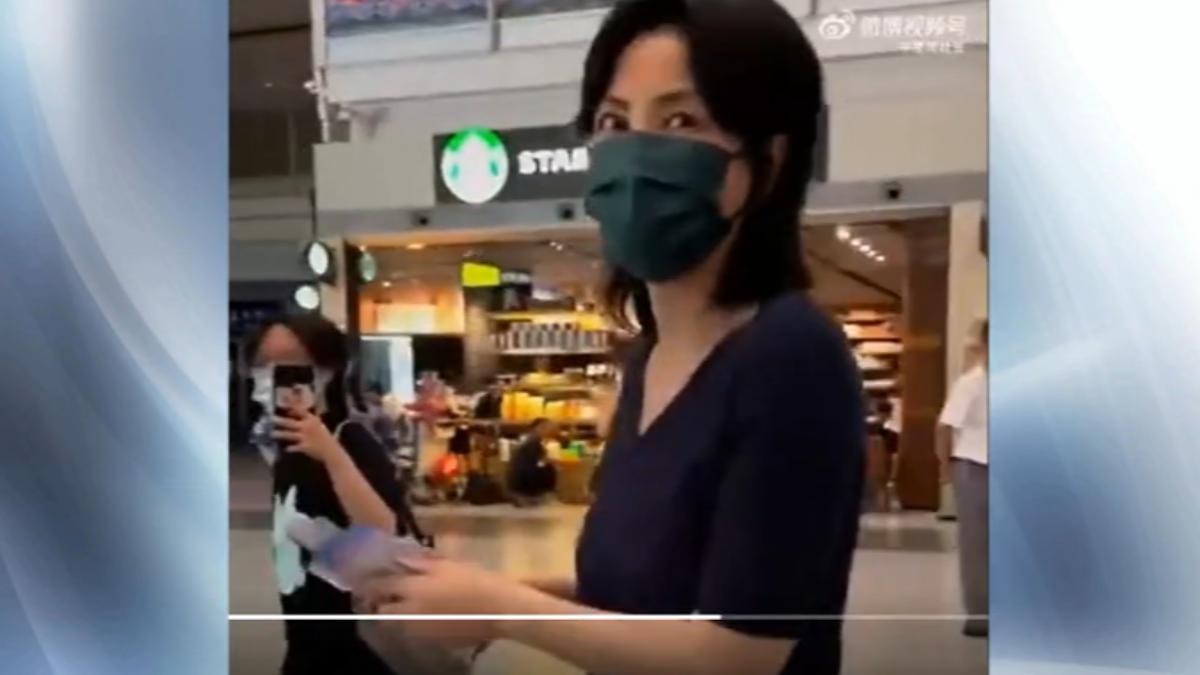 王一博參加巴黎時裝周!與王菲搭同航班 女神找不到人急問:怎麼還不到