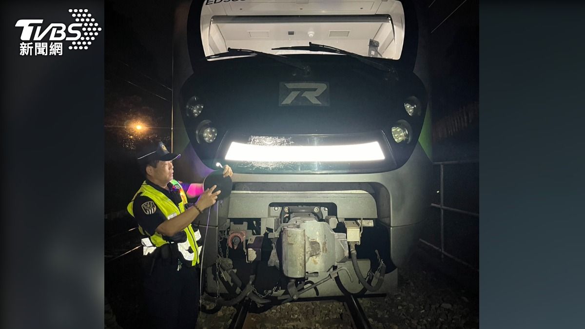 桃園女深夜闖平交道，遭區間車撞上送醫不治。（圖／TVBS）