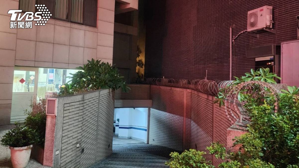 離奇卡死社區牆縫!台中30歲女屍身分曝 10天前就與母失聯