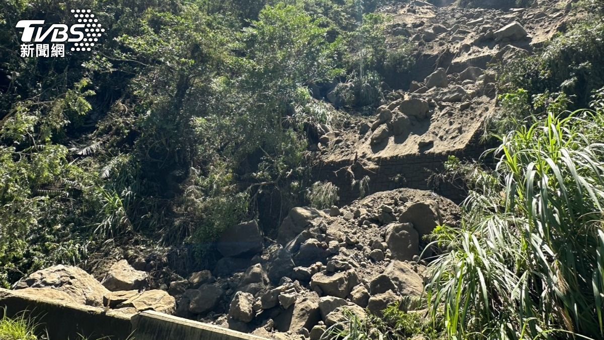 嘉義縣梅山鄉驚傳山崩，有大塊土石落下。（圖／TVBS）
