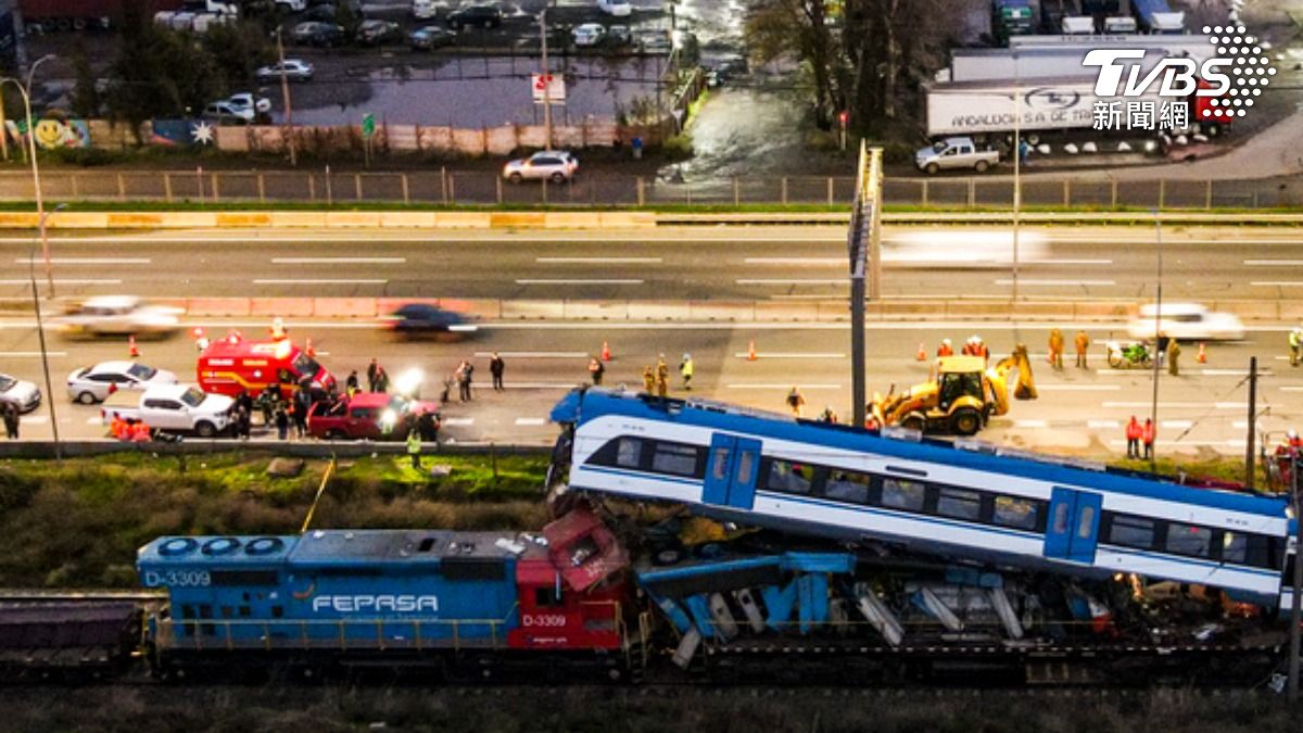事故現場的照片和影片中,可以見到測試列車直接交疊在貨運列車車廂上方,周圍則遍布一大堆金屬碎片。(圖/達志影像美聯社)