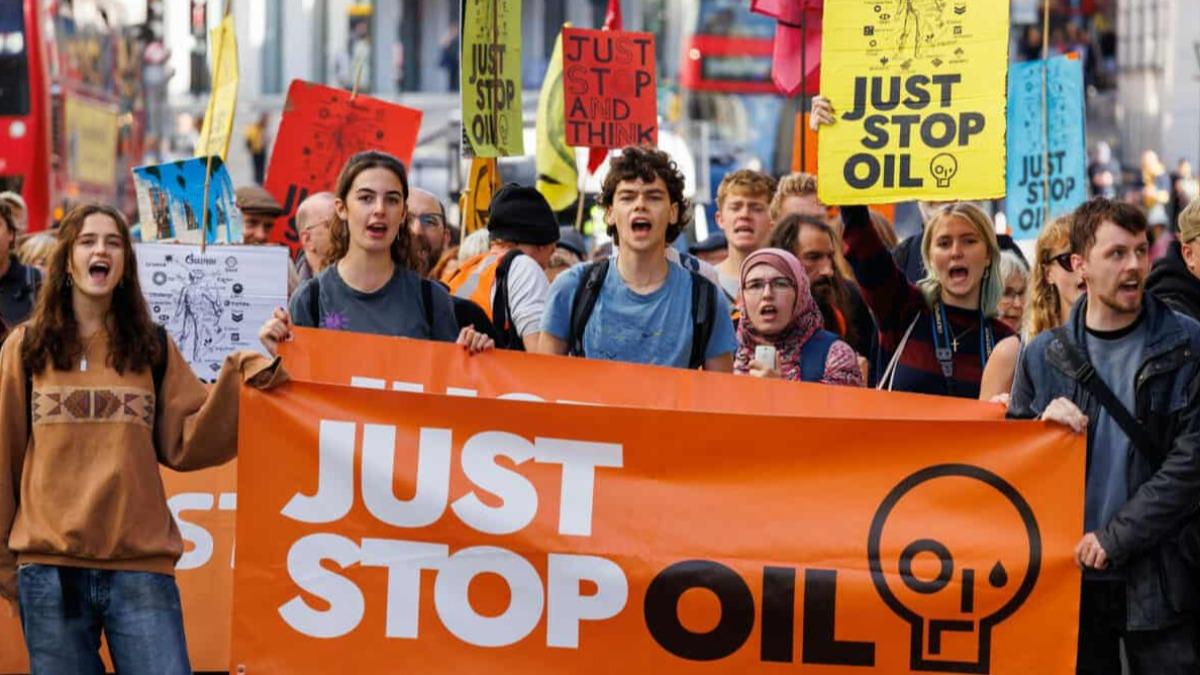 「Just Stop Oil」認為,政府通過的這些氣候政策才是「讓所有人都面臨危險的激進分子」。(圖/翻攝自Just Stop Oil官網)