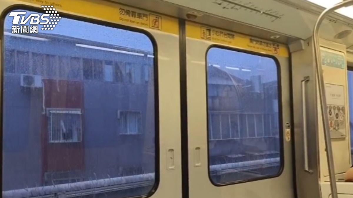 捷運停駛一分多鐘後,才繼續行駛。(圖/TVBS)