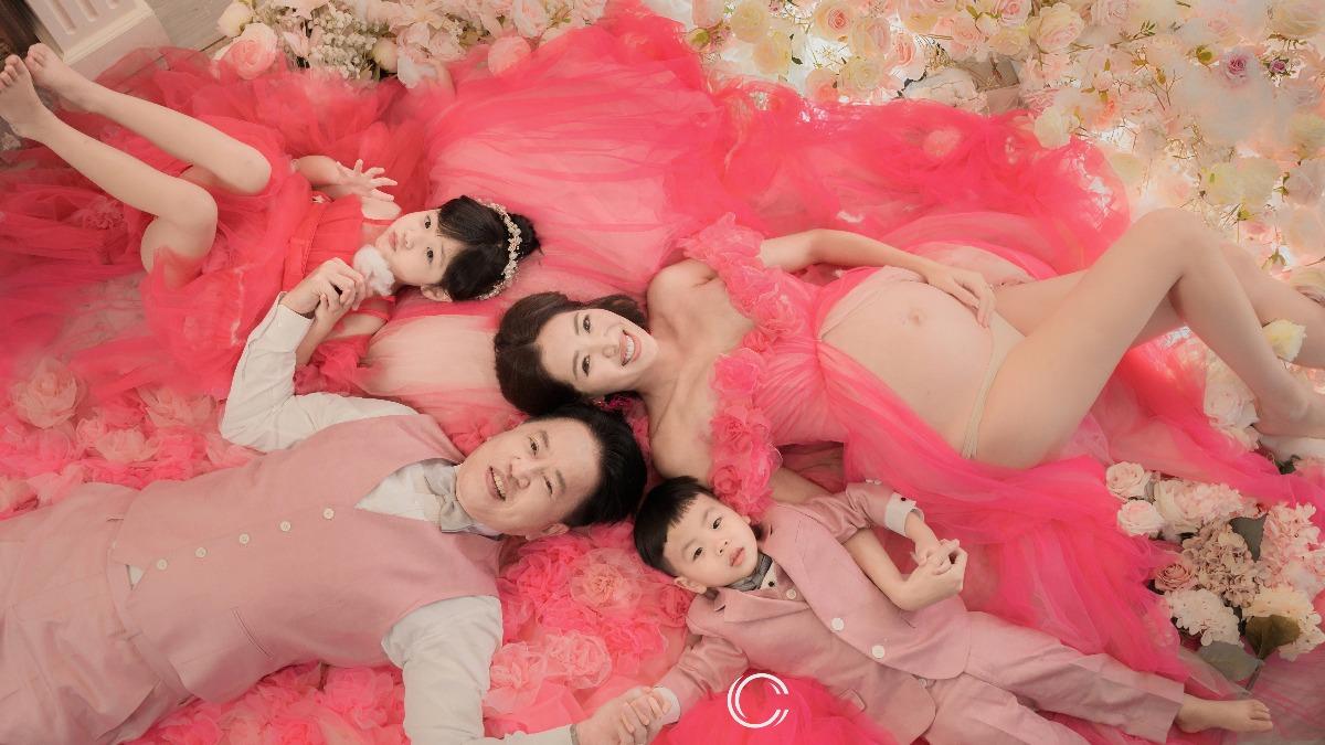 劉伊心嫁大24歲豪門尪「7年拚3胎」! 挺8個月孕肚拍寫真火辣尺度曝
