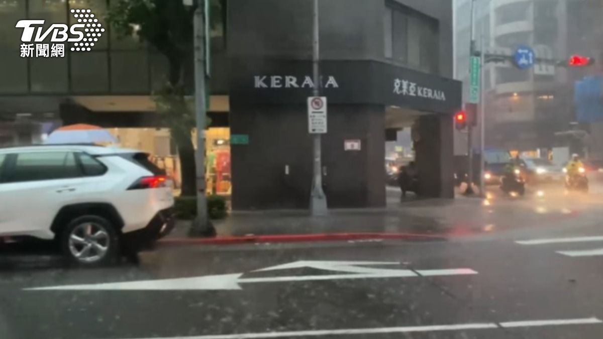 台北市松山區大雷雨。(圖/TVBS)