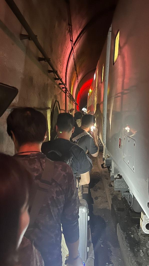旅客急下車脫困。(圖/民眾提供)