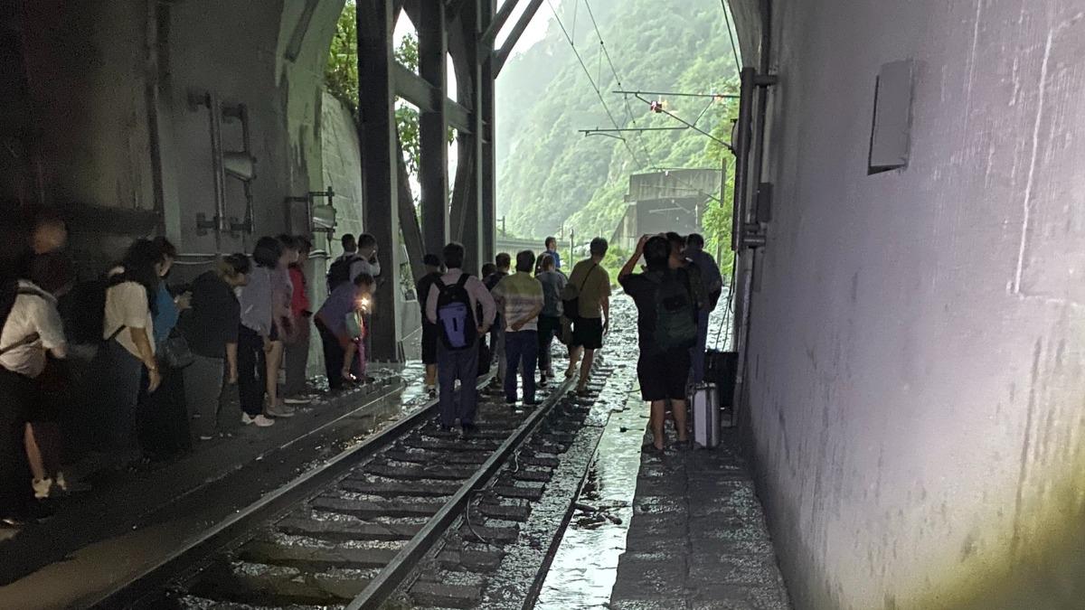 旅客急下車脫困。(圖/民眾提供)