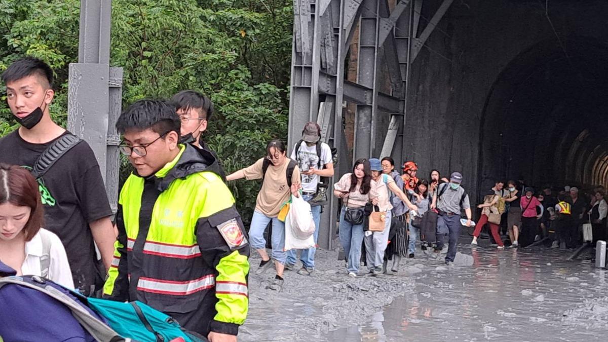 台鐵撞落石卡清水隧道!車廂停電傳異味 乘客狼狽踩泥漿逃離