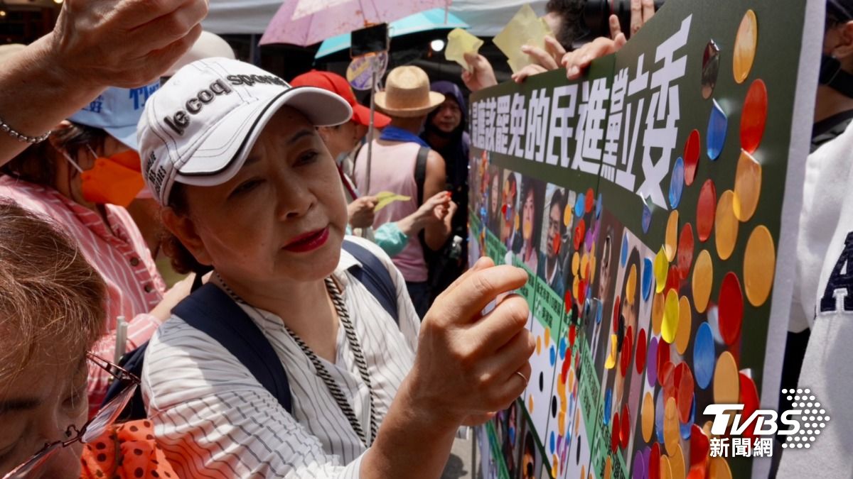 幾名立委貼紙非常多,連照片都看不見。(圖/區國強攝)