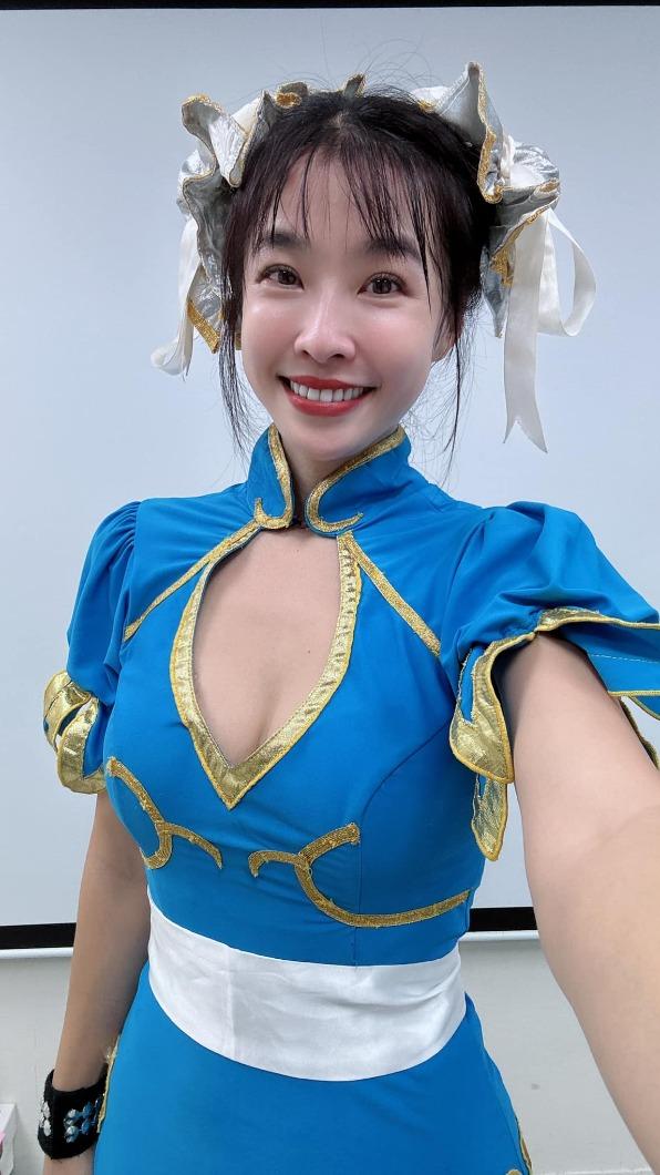 小嫻cos春麗大秀姣好身材,掀起網友回憶殺。(圖/翻攝自小嫻臉書)
