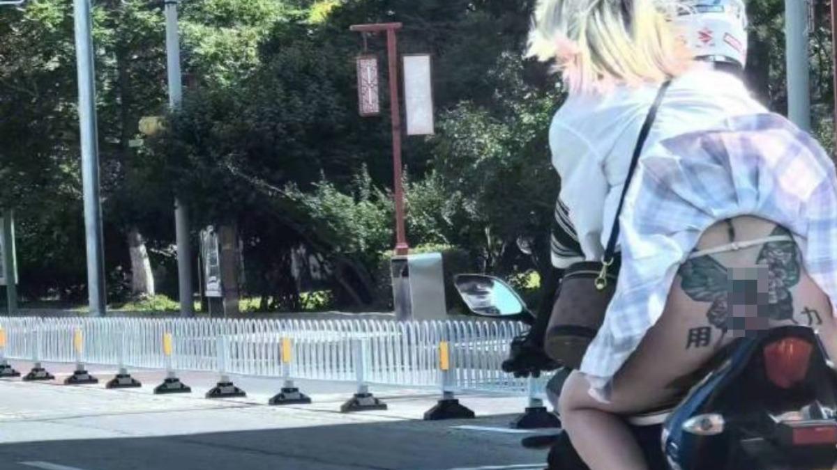 重機妹裙子飛起來「蝴蝶臀」被看光 大秀2字刺青路人好害羞