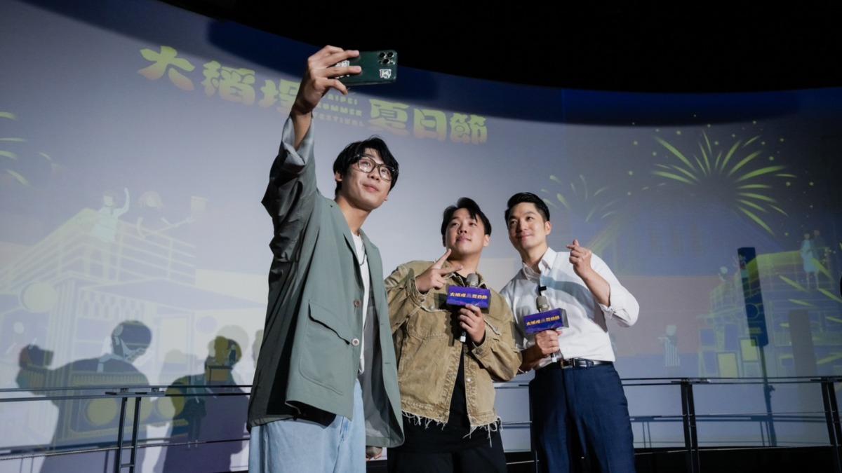 蔣萬安（右）與忒修斯自拍。（圖／臺北市政府觀光傳播局提供）