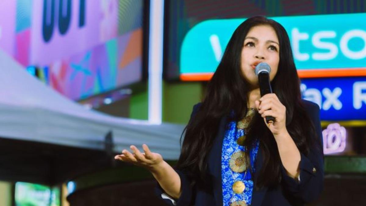 阿洛·卡力亭·巴奇辣的創作以女性韌性為出發點,寫下溫柔堅強的作品。(圖/原民台提供)