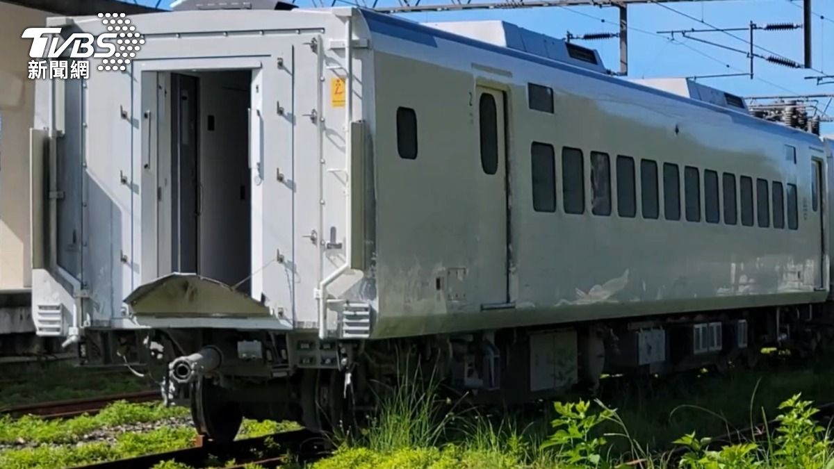 事故列車於早上8時完成復軌脫離。（圖／TVBS）