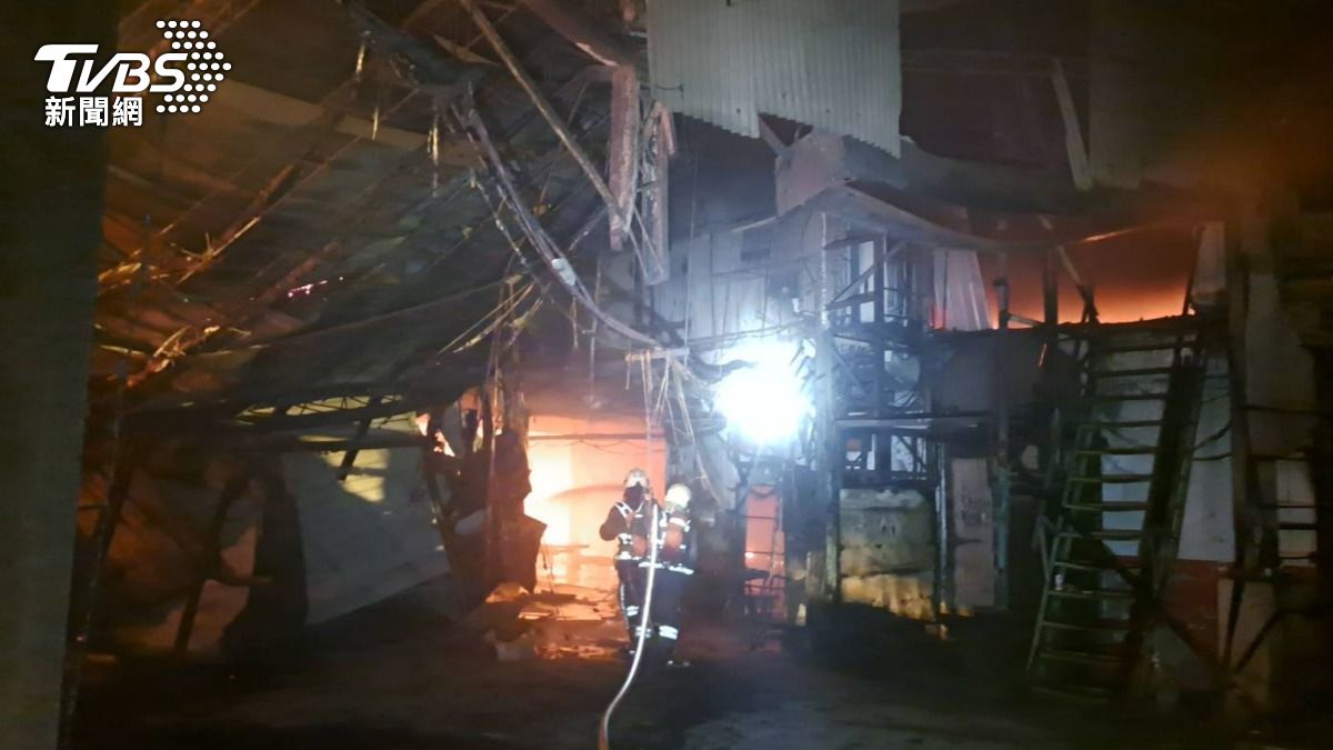 新北三峽泡棉工廠半夜冒火光!黑煙狂竄300坪廠房全燒光