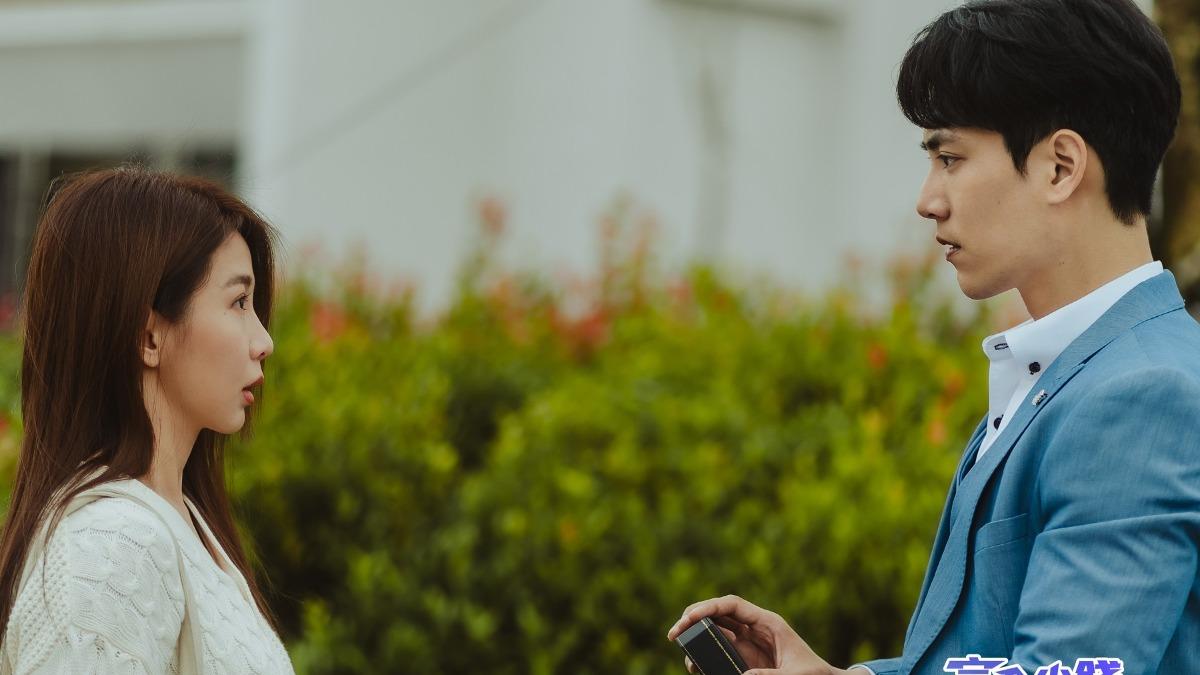 林子閎(右)為了給郭書瑤安全感,交往3個月就求婚。(圖/TVBS提供)