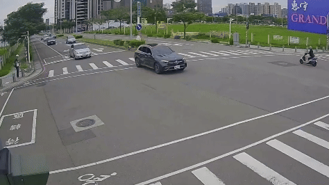 李女為了閃避柴犬，撞上右側同向行駛的車輛。（圖／TVBS）
