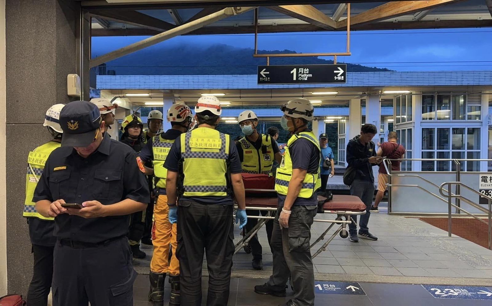 出軌意外造成9人受傷,分別被送往不同醫院就醫。(圖/翻攝自傅崐萁臉書)