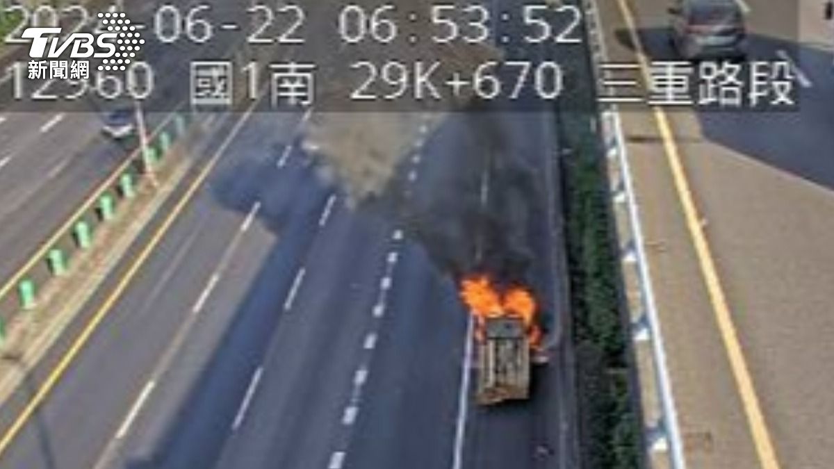 國道1號三重段火燒車!貨車冒煙燒成廢鐵 駕駛緊急逃生
