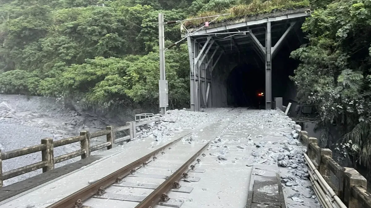 火車撞土石流出軌 台鐵再發聲:加強河川整治、增設告警系統