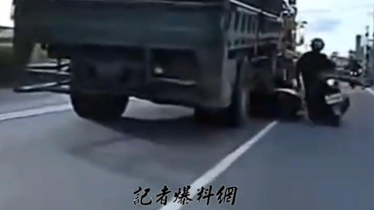 孫女摔進大貨右腳骨折送醫。(圖/翻攝自記者爆料網)