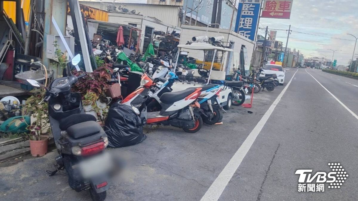 周邊道路未設有人行道,路旁也未劃有紅黃線。(圖/TVBS)