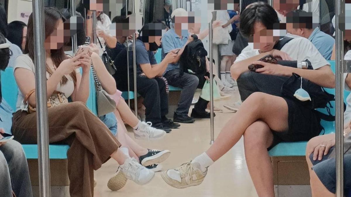 原PO曬出他在北捷看到的「奇景」,調侃2人是否在配對?(圖/翻攝自「爆怨2公社」臉書)
