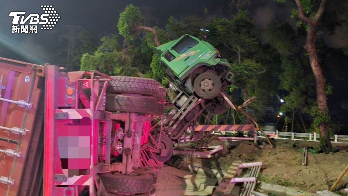 高雄聯結車自撞工程圍欄!駕駛座翹起「懸空」驚險畫面曝