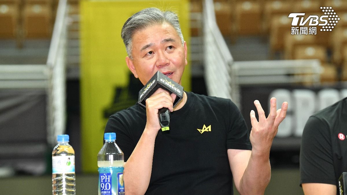新北國王董事長王文祥今召開記者會，盼能透過整併，讓台灣職籃更好。（圖／胡瑞麒攝）