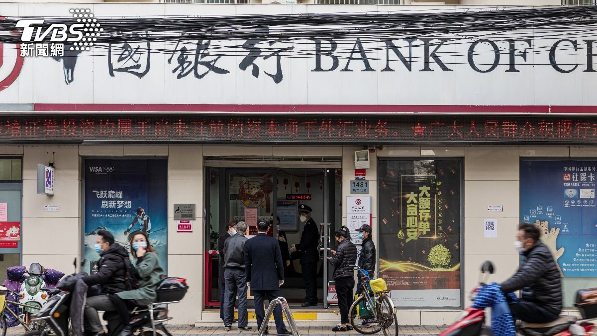深圳地產公司員工「3小時內全失業」!銀行再爆減薪 月收僅4千