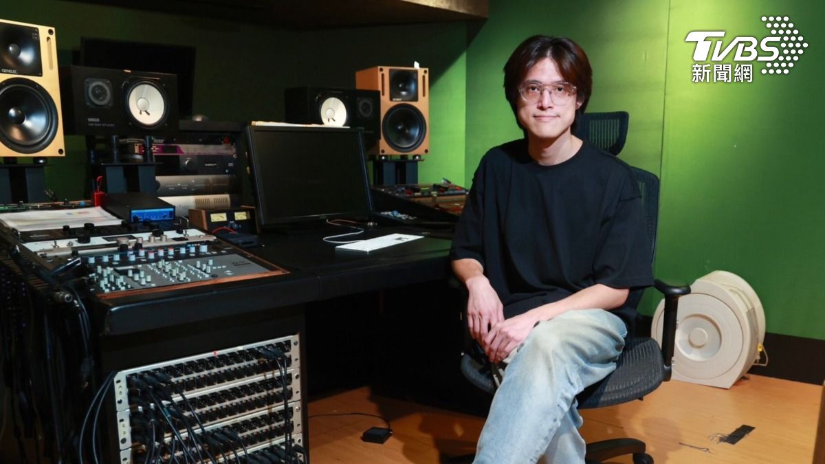 鄭平不曉得金曲獎何時揭曉入圍名單,直到收到親友傳訊祝賀才知情。(圖/黃城碩攝)