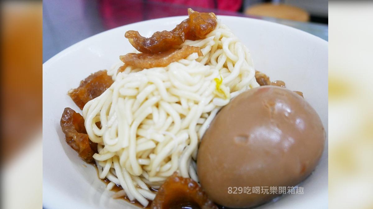 這裡的滷蛋都特別大顆,大約是一般滷蛋的1.5倍大,香氣十足又飽滿。(圖/829吃喝玩樂開箱趣提供)