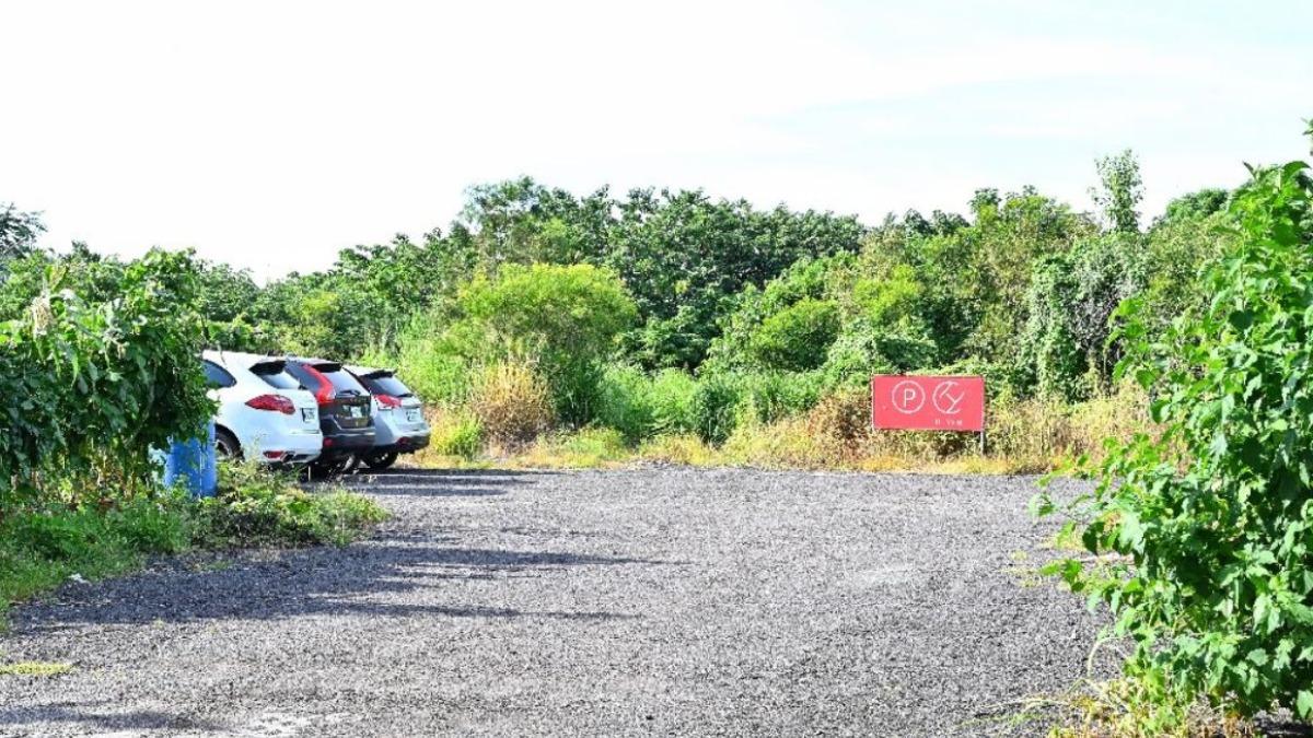 對面空地有提供專屬停車場,有開車的朋友可以直接停這邊。(圖/糖糖‘s 享食生活提供)