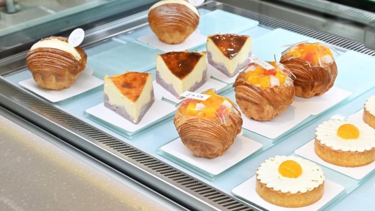 甜點櫃展示多種可頌下去製成的創意甜點。(圖/糖糖‘s 享食生活提供)