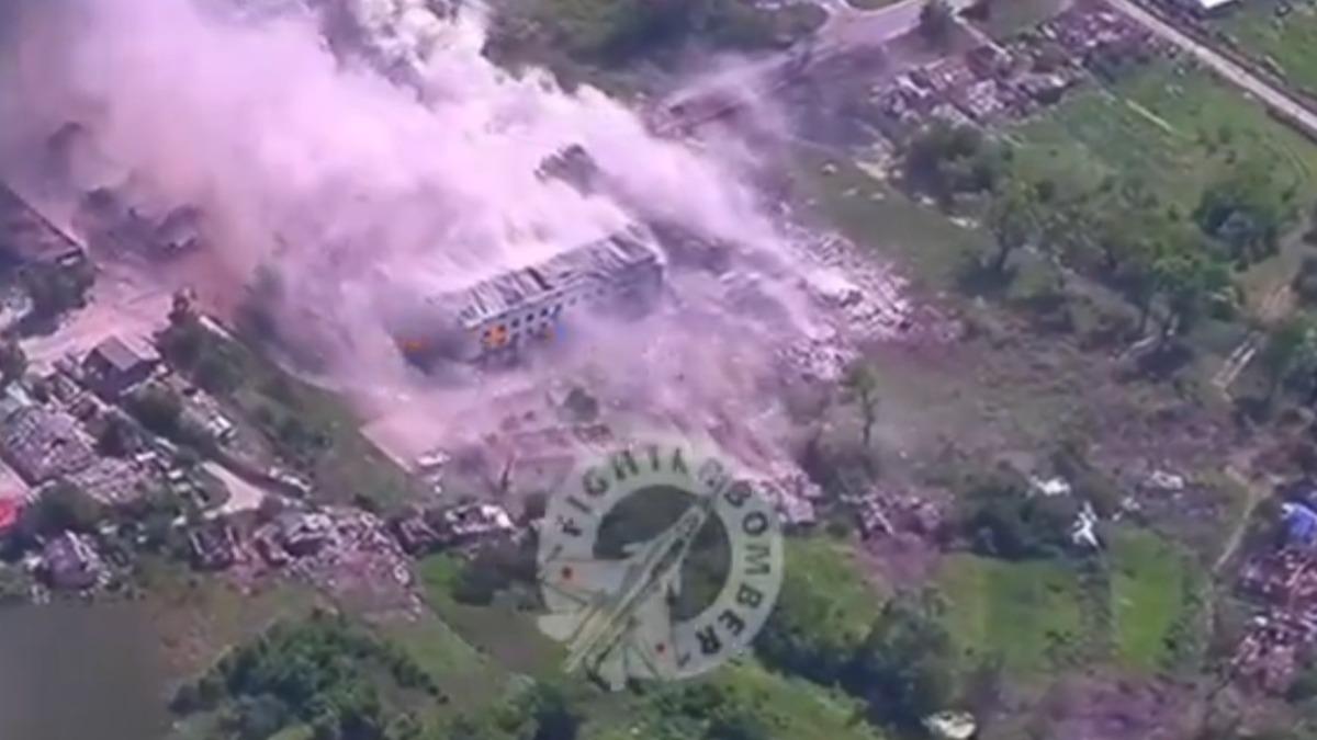 FAB-3000滑翔炸彈的爆炸範圍極廣、巨大火球伴隨塵土飛出,可見其破壞力。(圖/翻攝自X@RALee85)