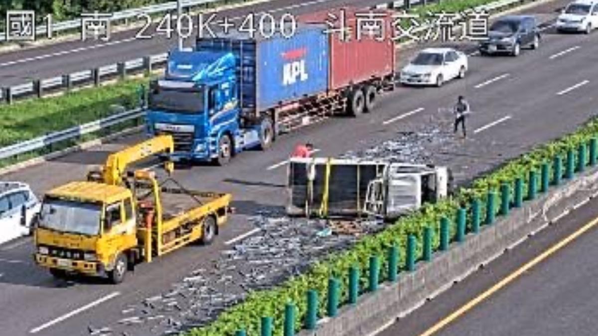 快訊／國1四車連環撞！小貨車橫躺「鋼筋掉滿地」　斗南段回堵2K