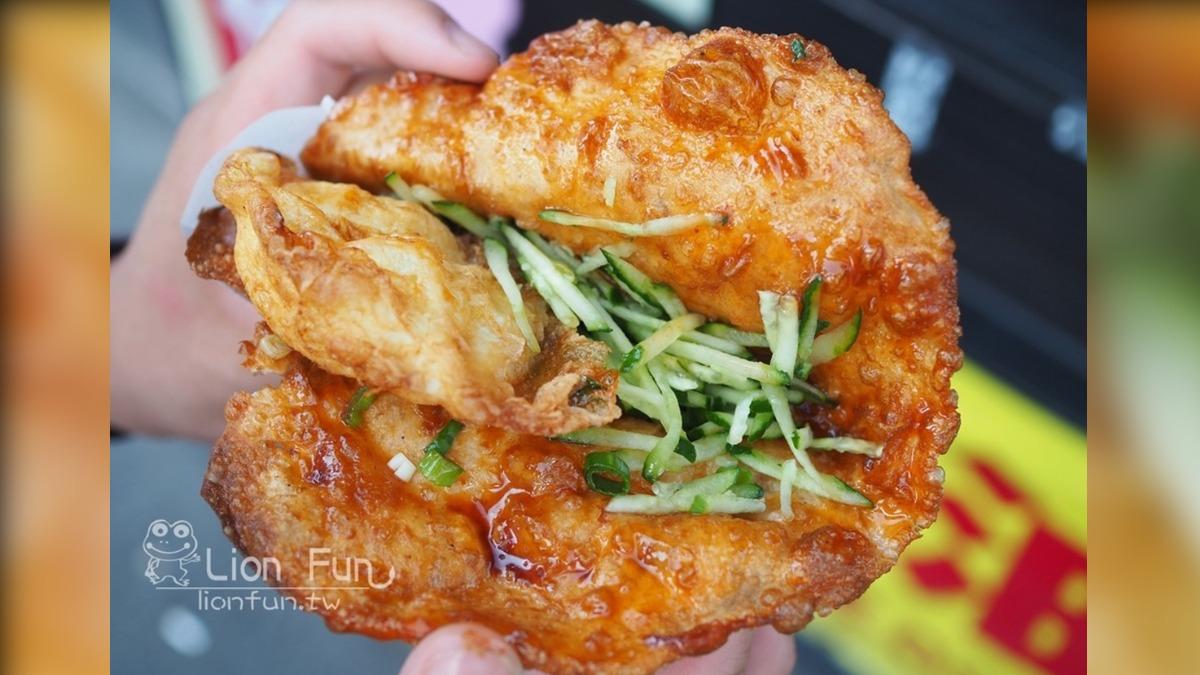 炸蛋蔥油餅超級酥脆,趁日熱吃不會油膩。(圖/Lion Fun提供)
