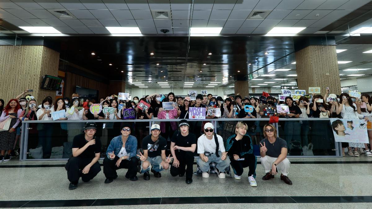 「BALLISTIK BOYZ」開心和歌迷大合照。(圖/avex taiwan提供)