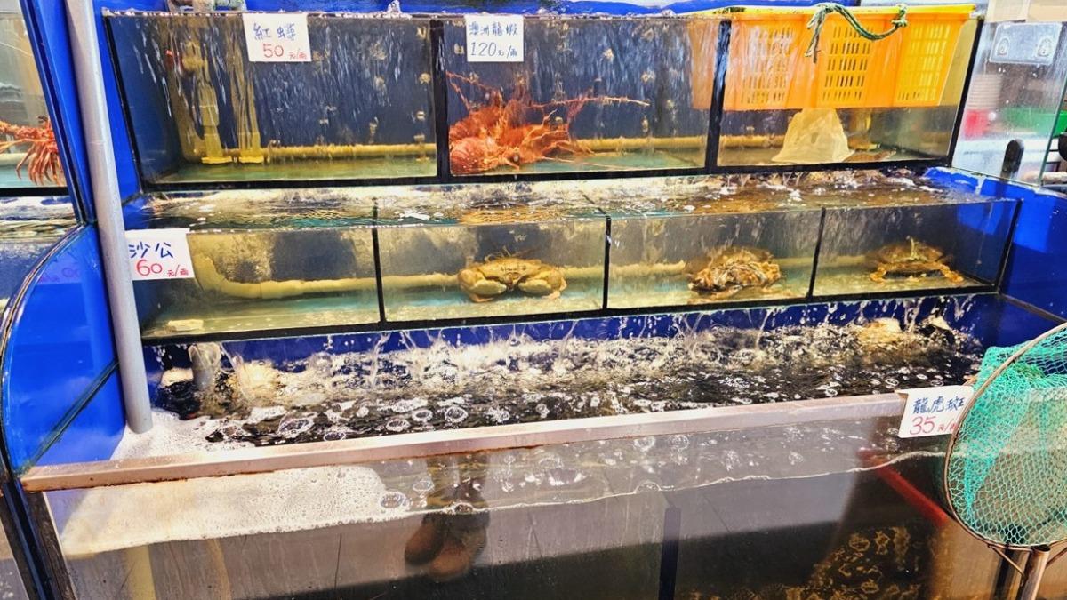 招牌的現撈海鮮可以在這區挑選,有活跳跳的水姑娘龍蝦、沙公、龍虎斑等,價格都有清楚標示。(圖/Yuki's Life提供)