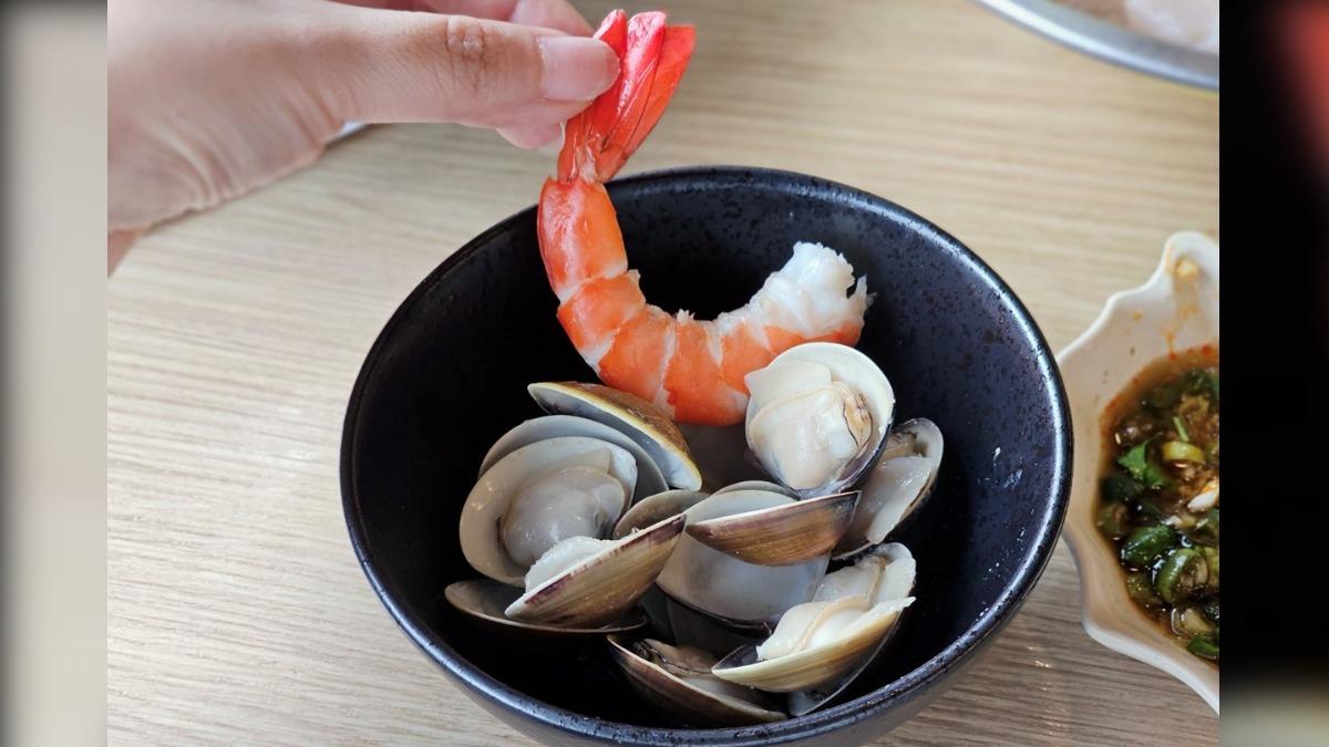 下鍋煮熟果然新鮮無腥味,蛤蜊大顆飽滿,吃起來好過癮,蝦子也很大尾鮮甜。(圖/Yuki's Life提供)