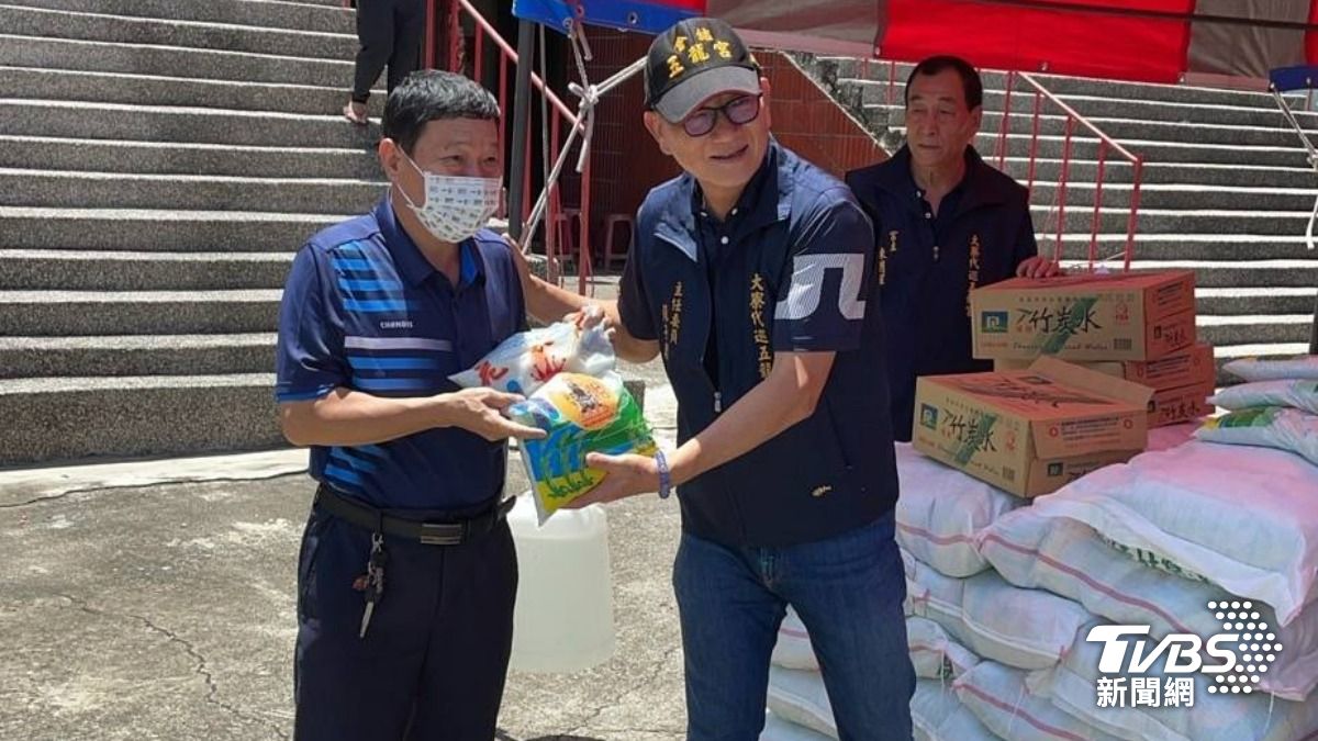 全台首次,高雄在地民間宮廟與高市所有轄區警分局聯手發送物資。(圖/TVBS)