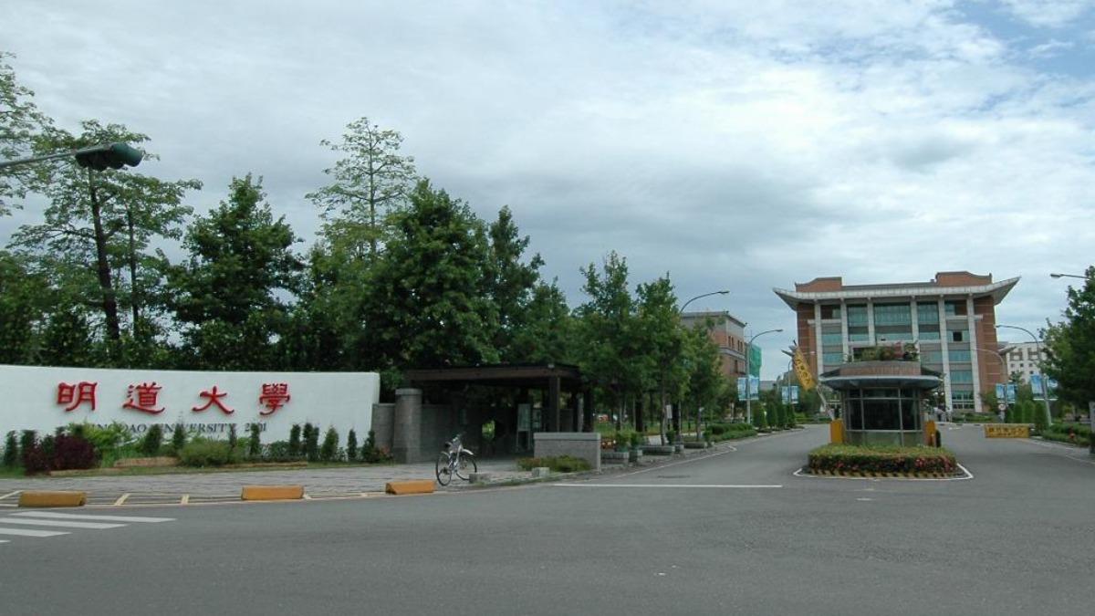 創校23年最後畢典…「這所大學」收攤了 學生母子檔一起畢業