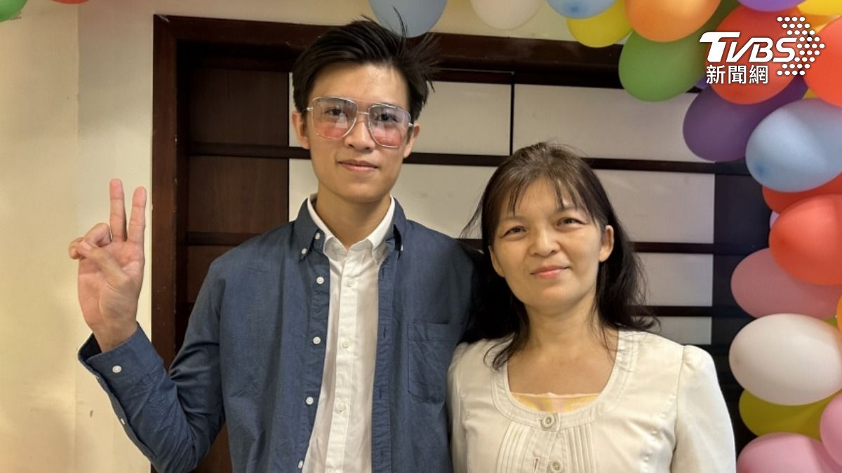 明道大學最後一屆畢業典禮,顏芬蘭(右)與劉兆硯(左)母子檔一同畢業。(圖/中央社)