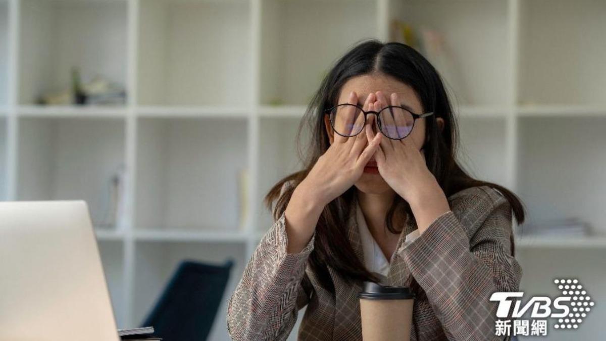視力模糊看不清!31歲女竟「肺癌轉移」 4症狀不能拖