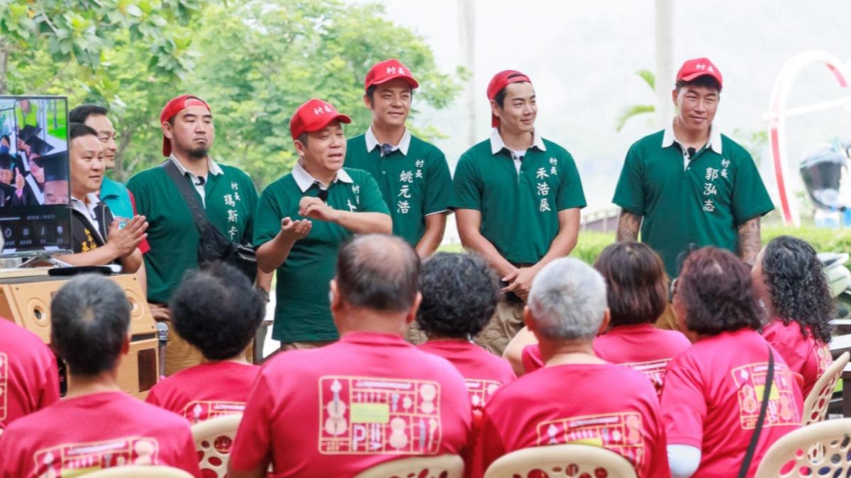 瑪斯卡(左起)、卜學亮、姚元浩、禾浩辰、郭泓志,替長輩們拍攝畢業紀念照的任務。(圖/八大提供)