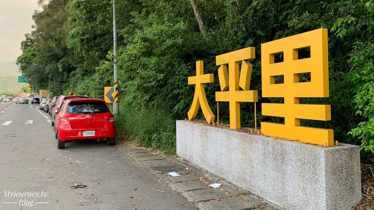 千層瀑布的入口,就在龍潭區大平里守望相助隊旁的步道,開車停在路邊就可以走下去。(圖/可大王愛旅行提供)