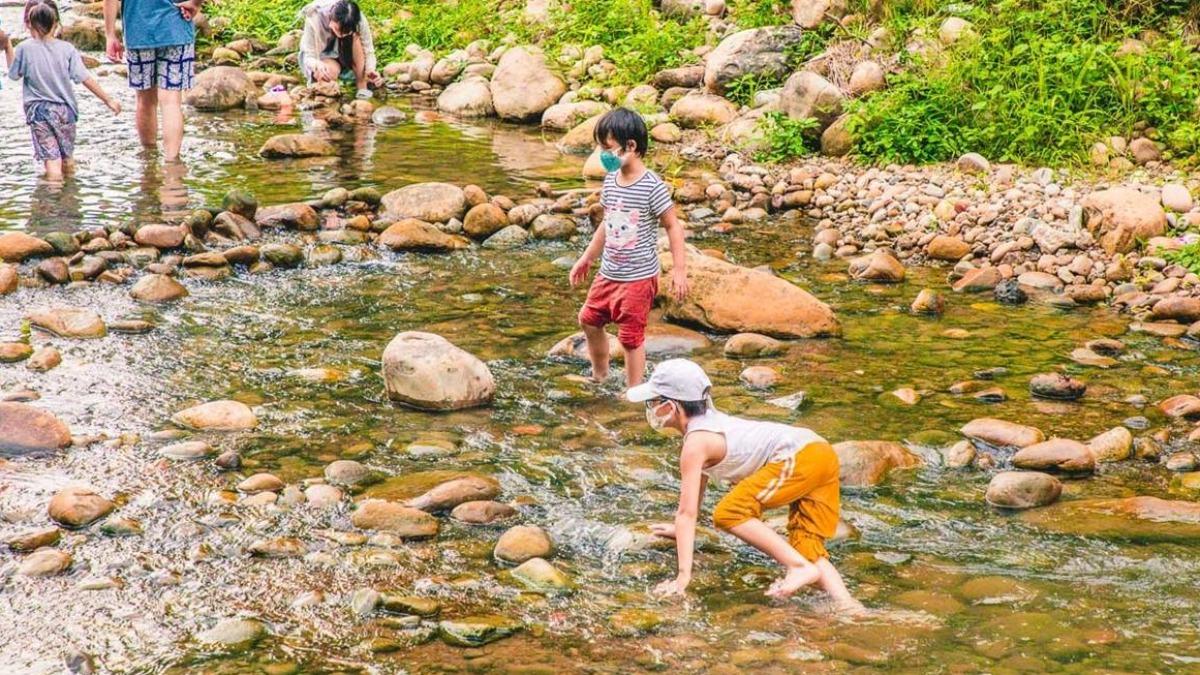 戲水區的水位很淺,大概只到小朋友的腳踝,玩水、抓小魚、泡腳消暑都可以玩得很快樂。(圖/大手牽小手。玩樂趣提供)