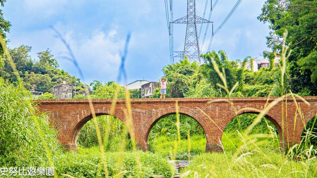 「大平紅橋」建造至今已超過百年,曾入選台灣歷史建築百景,位於千層瀑布附近,從自行車牽引道下方穿過路面就可直達。(圖/史努比遊樂園提供)