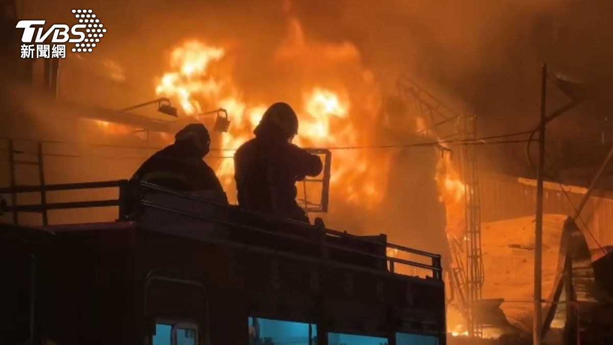 消防隊緊急救援。(圖/TVBS)